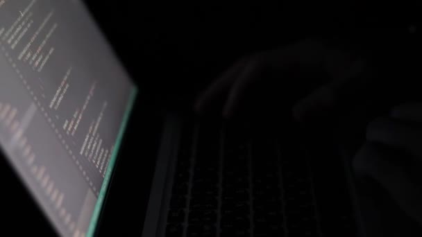 在笔记本电脑键盘上放有程序代码的人的近照 开发人员在夜间进行编码 它的概念与复制空间 — 图库视频影像