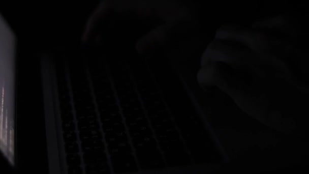 Freelancer Programmering Nachts Laptop Met Wazig Scherm Close Handen Het — Stockvideo