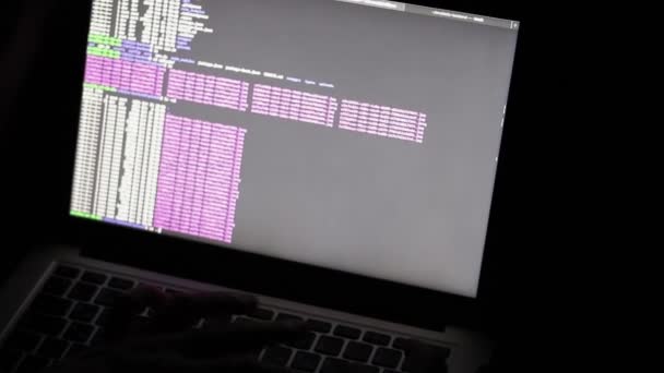 Процесс Взлома Хакерское Программирование Ночью Создание Кибератаки Код Экране Ноутбука — стоковое видео