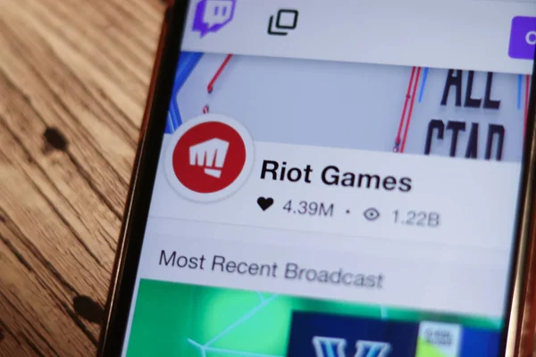 Los Angeles, Califórnia, EUA - 18 de dezembro de 2019: Conta do Riot Games no Twitch.tv no close-up da tela do telefone, Editorial Ilustrativo — Fotografia de Stock