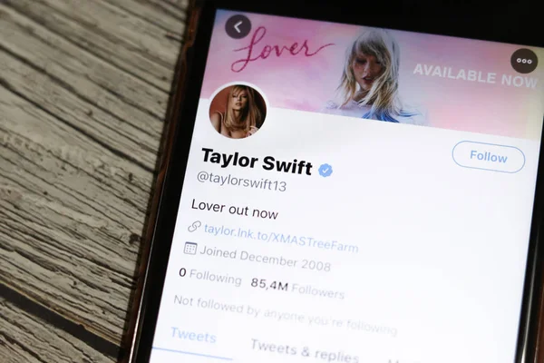 Los angeles, kalifornien, usa - 18. Dezember 2019: taylor swift account on twitter on phone screen, illustrativer Leitartikel. — Stockbild Los angeles, kalifornien, usa - 18. Dezember 2019: taylor swift account on twitter on phone screen, illustrativer Leitartikel — Stockfoto