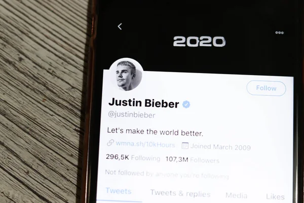 Los angeles, kalifornien, usa - 18. Dezember 2019: justin bieber account auf twitter on phone screen, illustrative redaktion. — Stockbild Los angeles, kalifornien, usa - 18. Dezember 2019: justin bieber account auf twitter on phone screen, illustrative redaktion — Stockfoto