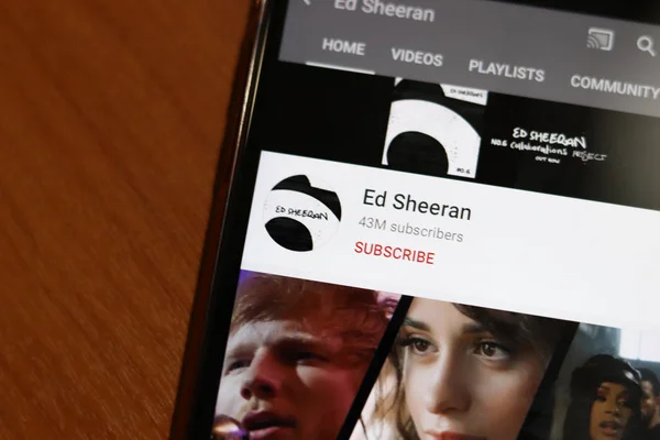 Los Angeles, Califórnia, EUA - 18 de dezembro de 2019: Ed Sheeran Canal do YouTube no ecrã do telefone close-up, Editorial Ilustrativo — Fotografia de Stock
