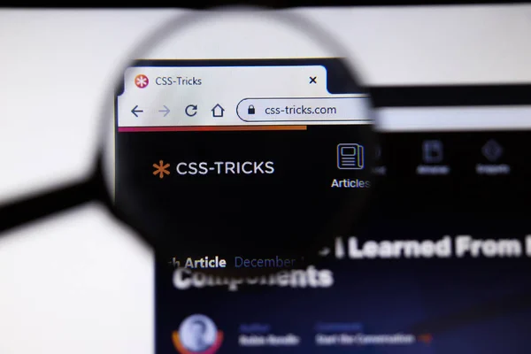 Los Angeles, California, USA - 19 December 2019: Css-Tricks website page. Css-tricks.com logo on display screen close-up, Illustrative Editorial — Stock Photo, Image