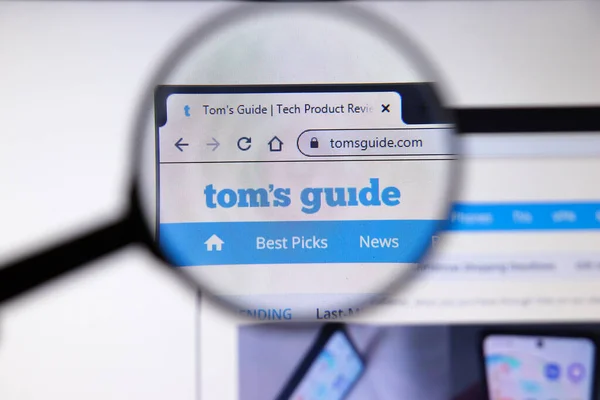 Los Angeles, California, Usa - 19 грудня 2019: Toms Guide website page. Логотип Tomsguide.com на екрані закритого розміру, Illustrative Editorial — стокове фото
