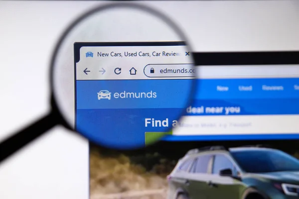 Los Angeles, California, Usa - 19 december 2019: Edmunds website pagina. Edmunds.com logo op scherm close-up, Illustratief Redactioneel — Stockfoto