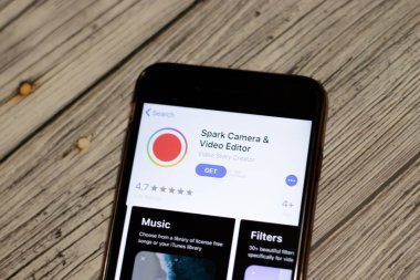 Saint-Petersburg, Rusya - 25 Aralık 2019: App Store sayfasında Spark Camera ve Video Düzenleyici simgesi Telefon ekranında üst görünümü kapat, Illustrative Editorial