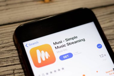 Saint-Petersburg, Rusya - 25 Aralık 2019: Müzikal müzik ikonu App Store sayfasında telefon ekranında üst görünümü kapatın, İllüstrasyon Editörü