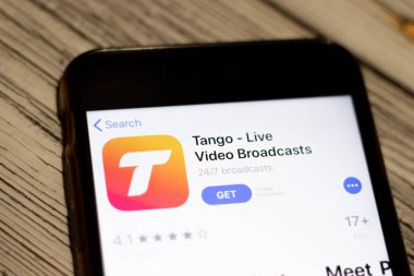 Saint-Petersburg, Rusya - 25 Aralık 2019: Tango Canlı Video Yayın ikonu App Store sayfasında telefon ekranının üst görüntüsü, Illustrative Editorial