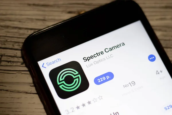 San Petersburgo, Rusia - 25 de diciembre de 2019: El icono de Spectre Camera en la página de App Store cierra la parte superior de la pantalla de teléfono, Illustrative Editorial. — Foto de Stock