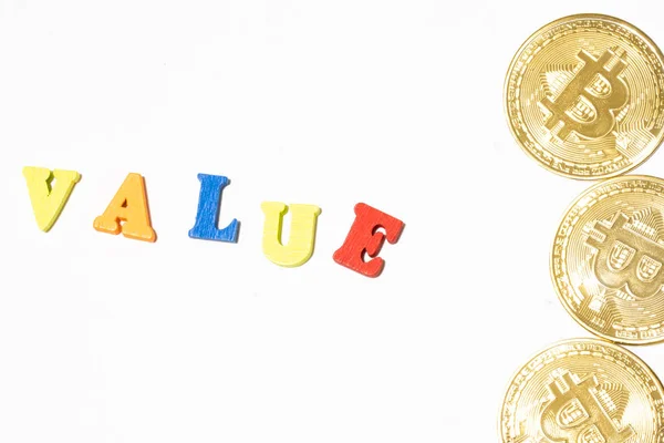 Η αξία της λέξης γίνεται με επιστολόχαρτο. Αξία της έννοιας bitcoin. Λευκό φόντο επίπεδη lay — Φωτογραφία Αρχείου