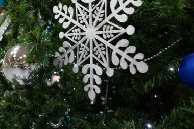 Yeni yıl ve Noel konsepti. Noel ağacı oyuncakları. Neşeli arkaplan