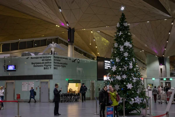 Saint-petersburg, russland - 30. dezember 2019: neujahr oder weihnachtsbaum auf dem flughafen pulkovo, illustrierender leitartikel — Stockfoto