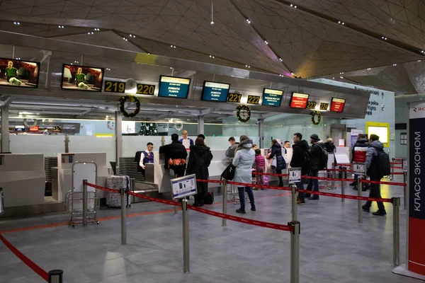 Sint-Petersburg, Rusland - 30 december 2019: mensen in de rij op Pulkovo Airport, Illustratief redactioneel artikel — Stockfoto