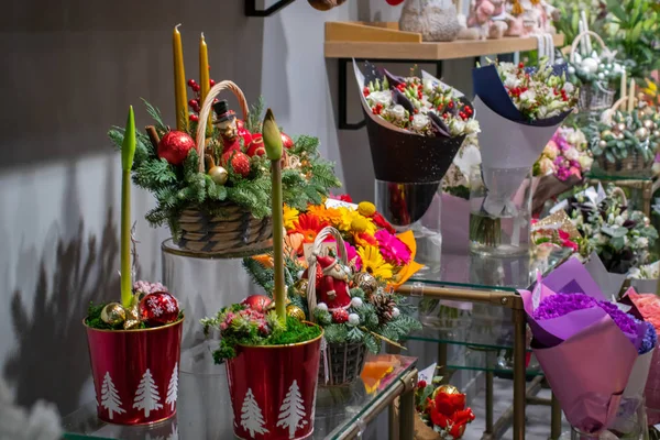 Flowers in Christmas pots. Inside Flower Shop — Stock Photo, Image