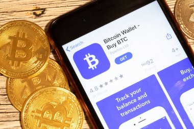 Saint-Petersburg, Rusya - 10 Ocak 2020: Bitcoin Cüzdan uygulamalı telefon ekranı kripto para birimleriyle yakın plan, İllüstrasyon Editörlüğü