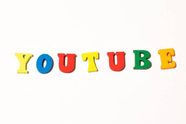 Saint-Petersburg, Rusya - 10 Ocak 2020: Beyaz arka planda kelime youtube mektup panosu. İllüstrasyon için Düz Yatır, İllüstrasyon Editörü