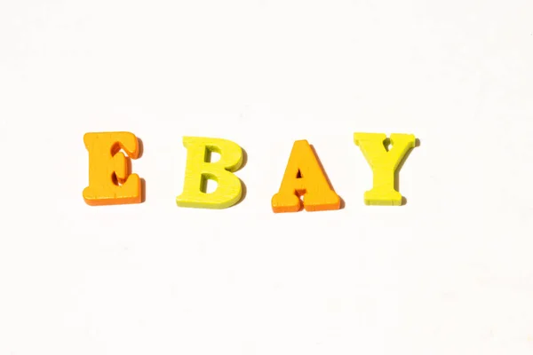 Санкт-Петербург, Россия - 10 января 2020 года: Доска объявлений Word ebay на белом фоне. Квартира для иллюстрации, иллюстративная редакция — стоковое фото