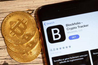 Saint-Petersburg, Rusya - 10 Ocak 2020: Blockfolio Crypto mobil uygulama logosu ile telefon ekranı bitcoin sikkeleri, Illustrative Editorial