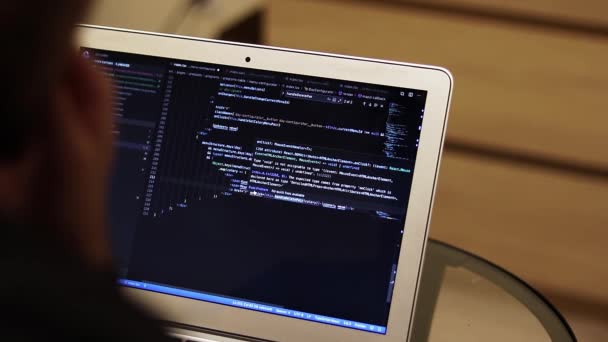 它学生或开发人员在笔记本电脑上进行编码 背景模糊 有复制空间 屏幕上的真正程序软件代码 — 图库视频影像
