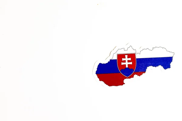 Государственный флаг Словакии. Контур страны на белом фоне с копировальным пространством. Политическая иллюстрация — стоковое фото