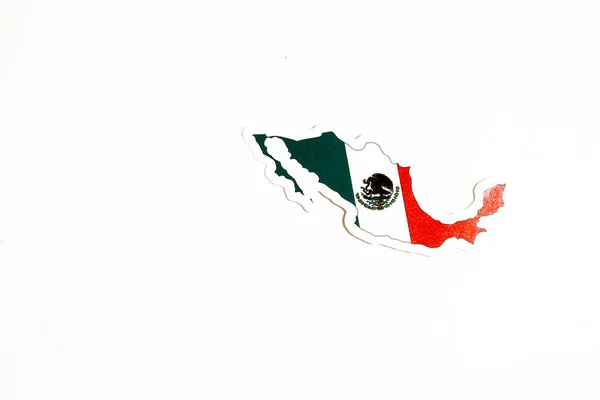 Государственный флаг Мексики. Контур страны на белом фоне с копировальным пространством. Политическая иллюстрация — стоковое фото