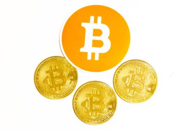 Beyaz arkaplanda Bitcoin ve kripto para birimleri