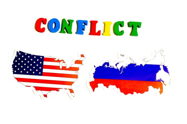 Az USA az orosz konfliktus ellen. Nemzeti zászlók fehér háttérrel. A politikai hírek illusztrációja — Stock Fotó