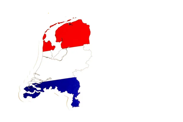 Государственный флаг Нидерландов. Контур страны на белом фоне с копировальным пространством. Политическая иллюстрация — стоковое фото