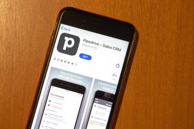 Los Angeles, California, ABD - 17 Ocak 2020: Uygulama mağazasının üst görünümünde Pipedrive simgesi olan telefon ekranı