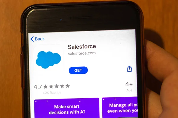 Los Angeles, California, USA - 17 January 2020: Mobile phone in hand with Salesforce app logo on screen close-up, Illustrative Editorial — Stock Photo, Image