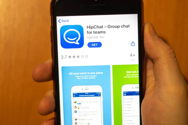 Los Angeles, Californië, VS - 17 januari 2020: Mobiele telefoon in de hand met HipChat app logo op scherm close-up, Illustratief redactioneel — Stockfoto