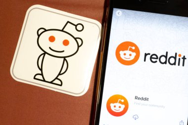 Los Angeles, California, Usa - 22 Ocak 2020: Reddit uygulaması logosu ve simgesi kahverengi arkaplan üzerine yakın plan, Illustrative Editorial