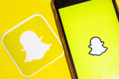 Los Angeles, California, Usa - 22 Ocak 2020: Sarı arkaplanda ikonla Snapchat uygulaması logosu ve telefonu, İllüstrasyon Editörü