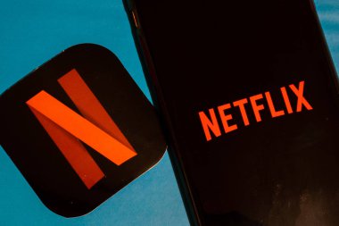 Los Angeles, California, Usa - 22 Ocak 2020: Netflix uygulama logosu ve mavi arkaplan üzerine ikon ile telefon, İllüstrasyon Editörü