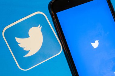 Los Angeles, California, Usa - 22 Ocak 2020: Twitter uygulaması logosu ve mavi arkaplan üzerine ikon ile telefon