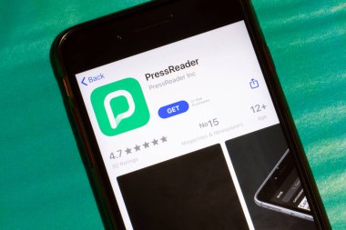 Los Angeles, California, Usa - 22 Ocak 2020: Telefon ekranındaki basın logosu yeşil arkaplanlı, Resimli Editör