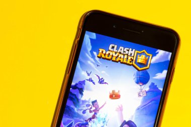 Los Angeles, California, Usa - 22 Ocak 2020: Clash Royale oyun logosu telefon ekranında sarı arkaplanlı, Illustrative Editorial