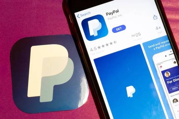 Los Angeles, California, USA - 22 gennaio 2020: logo dell'app PayPal e telefono con icona da vicino su sfondo viola, Illustrative Editorial — Foto Stock