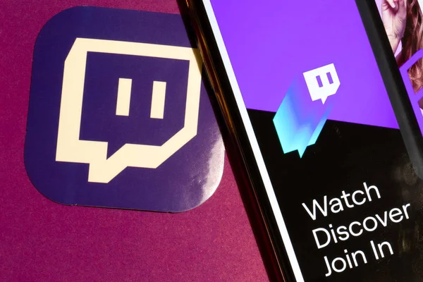 Los Angeles, Califórnia, EUA - 22 de janeiro de 2020: Twitch logotipo do aplicativo e telefone com ícone de perto no fundo roxo, Editorial ilustrativo — Fotografia de Stock