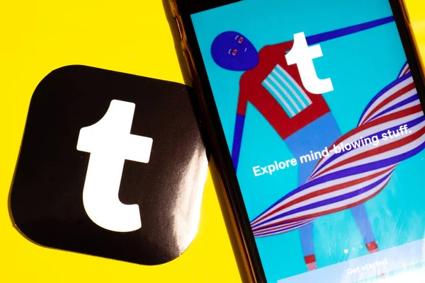 Los Angeles, California, Usa - 22 Ocak 2020: tumblr uygulama logosu ve sarı arkaplan üzerine ikon ile telefon, İllüstrasyon Editörü