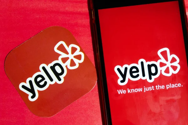 Los Ángeles, California, EE.UU. - 22 de enero de 2020: logotipo de la aplicación yelp y el teléfono con el icono de primer plano sobre fondo rojo, Editorial ilustrativa —  Fotos de Stock