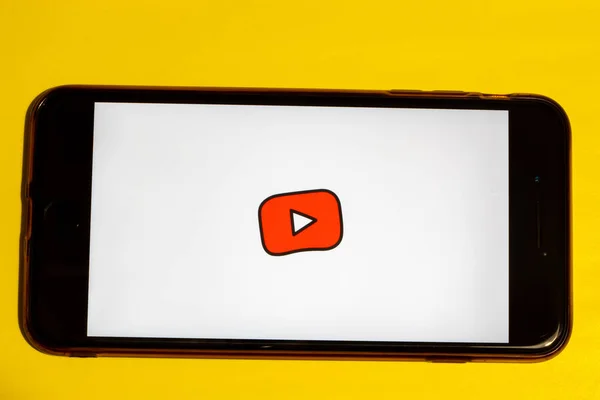 Los Angeles, California, USA - 22 January 2020: YouTube Kids logo on phone screen flat lay with yellow background, Illustrative Editorial — Stock Photo, Image