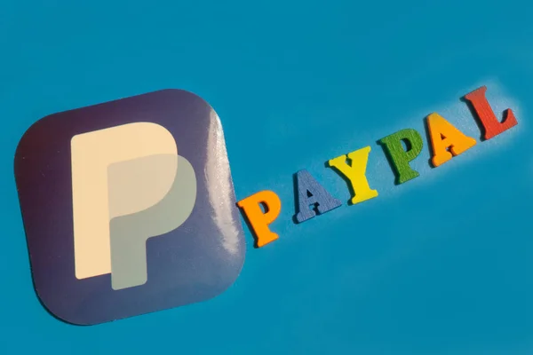 Los Angeles, California, USA - 25 gennaio 2020: Paypal logo app su sfondo blu, Illustrative Editorial — Foto Stock