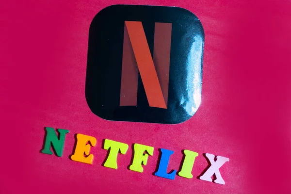 Los Ángeles, California, EE.UU. - 25 de enero de 2020: logotipo de Netflix con cartón, Editorial ilustrativo — Foto de Stock