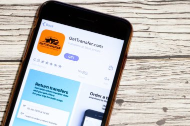 Los Angeles, California, Usa - 25 Ocak 2020: Gettransfer mobil uygulamasının logosu telefon ekranında ahşap masa, Illustrative Editorial