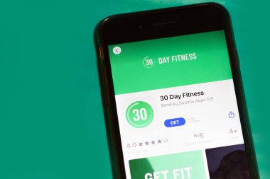Los Angeles, California, Usa - 25 Ocak 2020: Telefon ekranındaki 30 günlük Fitness mobil uygulamasının logosu yeşil arkaplan, Illustrative Editorial