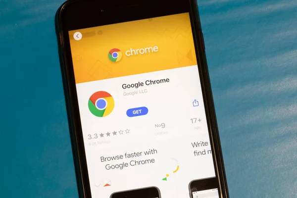 Лос-Анджелес, Калифорния, США - 12 февраля 2020 года: иконка Google Chrome на экране телефона, вид сверху, строгий режим — стоковое фото