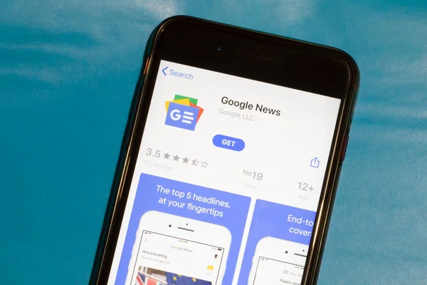 Лос-Анджелес, штат Калифорния, США - 12 февраля 2020 года: иконка приложения Google News на экране телефона, вид сверху, строгий режим — стоковое фото