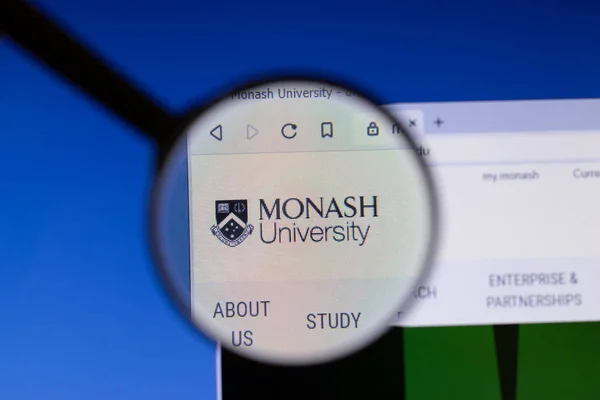Los Angeles, California, USA - 3 March 2020: Monash University website homepage logo visible on display screen, Illustrative Editorial — Stock fotografie